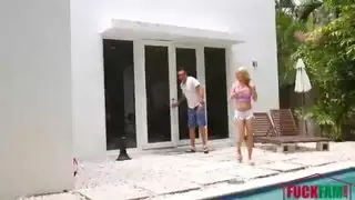 الفتاة الشقراء تغري ابن عمها وتتناك منه في المصبح نيكة صيفية