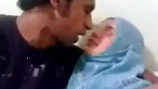زوجة خائنة محجبة تُضاجع بعنف من قبل عشيق ناضج