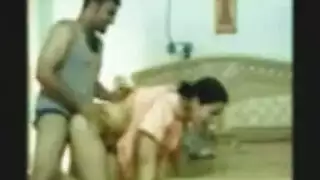 ربة منزل ممتلئة تبرز مؤخرتها لاختراق عميق