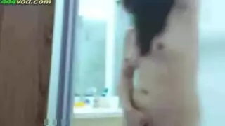 مراهقة نحيفة تتعرض لنكاح مهبلها الضيق في الحمام