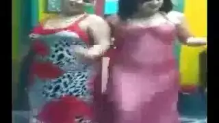 عاهرات وقحات يرقصن ويفتحن أرجهن للاختراق المزدوج