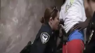 ثلاثي في زي: مشهد جنس فموي مع إيلاج مزدوج