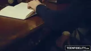 شخصية سلطة تحني الطالبة لوضعية كلابية مكثفة