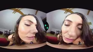 تجربة في آر: فتاة وقحة تقفز على انتصابي للكاميرا