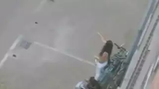 جنس صريح في الأماكن العامة: وضعية كلابية في الشارع