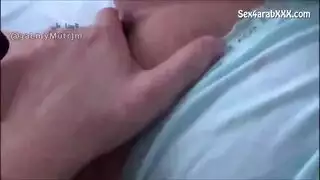 إباحية زوجة الأب الناضجة: مشاهد مص وعنيف