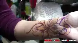 أم مثيرة ضخمة الصدر تحصل على وشم ثم تمارس الجنس بعنف