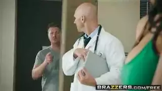 الطبيب ينيك الزوجة الخائنة في مكتبه
