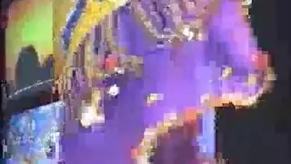 راقصة بطن بورنستار تمارس الجنس مع الهواء بخصرها