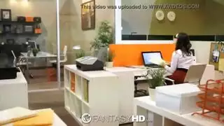 سكس مكتبي xxx: المدير يسيطر على فتحات السكرتيرة الضيقة