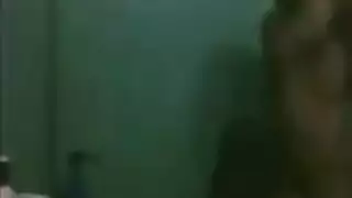 نيك زلق ورطب في الحمام مع نهاية خشنة
