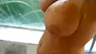 مؤخرة سوداء ضخمة تُنادى بعمق بزب وحشي