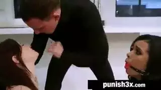 فتاتان، طاولة مساج واحدة – حركة إكس إكس إكس مكثفة