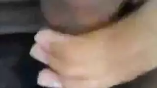 شاب بقضيب ثقيل استمناء باليد حتى القذف الكامل