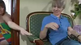 سيدة روسية ناضجة يتم تدمير مهبلها الضيق بقضيب شاب