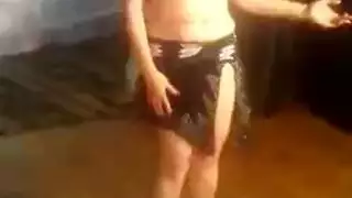 عاهرة عربية كبيرة المؤخرة تهز مؤخرتها وتمص حلماتها