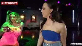 سكس ثلاثي قاسي: نكاح من الخلف ولحس الكس في نفس الوقت