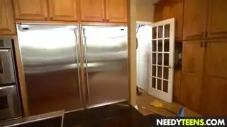 فرصة محظوظة تجعلها عارية لجنس قوي في المطبخ