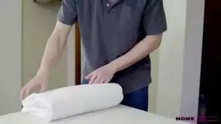 مساج عدواني يتناوب على امرأتين مستعدتين