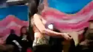 تخلع ملابسها وتتمتع على حلبة الرقص