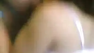 حبيبات عربيات في مشهد سحقي صريح وتقبيل لسان عميق