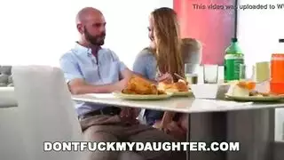 عاهرة صغيرة تئن بصوت عال بينما يضربها رجل أكبر سنا