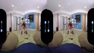 رغبة غامرة إكس إكس إكس: فتاة ساخنة تأخذ قضيبًا افتراضيًا