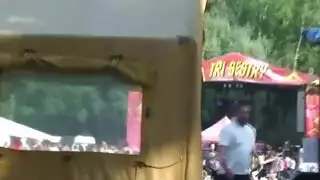 جنس ثنائي مثير في الأماكن العامة: جلسة نيك عنيفة في الحديقة