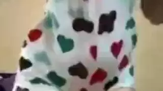 فتاة عربية تكشف عن أثدائها الطبيعية الكبيرة في عرض جنسي مباشر على الكاميرا