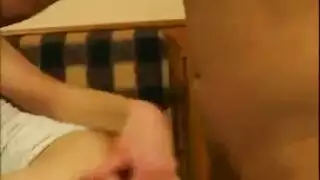 رجل مدمن على البزاز الكبيرة يرضع بزاز الجميلة يركبها على زبه