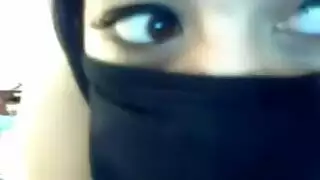 رقصة صريحة: فتاة كويتية تظهر فرجها ومؤخرتها أثناء الحركة