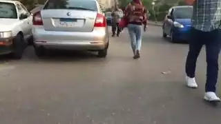 مطاردة طيز حجابة: منحرف يلتقط منحنياتها بالكاميرا