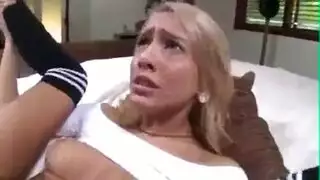 شقراء مغرية تمتلئ بزب غليظ وهي تلعب ببظرها