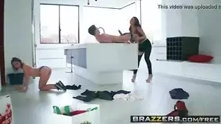 زوجة الأب العاهرة تعود للبيت لتجد ابنة زوجها تمارس الجنس بقوة، وتنضم لاختراق مزدوج