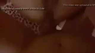 نجمة إباحية عراقية تأخذ قضيبًا عملاقًا في مهبلها المنقوع، مع تدليك البظر