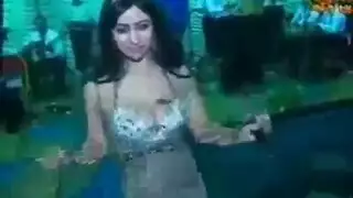 متجردة مغرية تطلق تعليقات فاحشة في فيلم للكبار