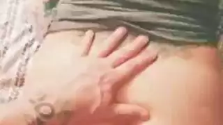 ألعاب جنسية كهربائية تجعل السحاقيات الموشومات تبلغ ذروتها معًا