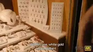 بعبص كسها بصباعه