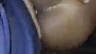 حلق محشو بقضيب صلب: القطة السمراء تحصل على نصيبها