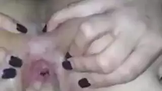 وضعية نجم إباحي: تفتح ساقيها وتظهر كل شيء