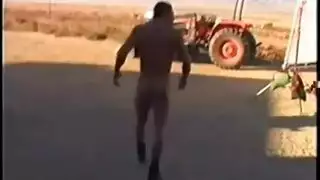 ثدي وأعناب: إباحية ساخنة لعاملة مزرعة في البستان