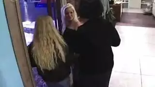 ‫ضعف المتعة: يمارس الجنس بنا كلتينا بلا توقف‬