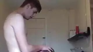 ثنائي الاختراق العنيف: شابان يدمران فتحته بقضبان جلدية