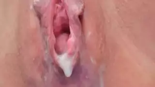  فتاة ألمانية موشومة تذهب تحت الغطاء لعمل جنسي مزدوج صارم