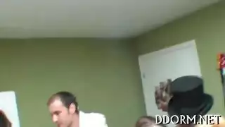 تدليك إباحي بري ينتهي بمص عميق وبلع السائل المنوي