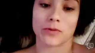 فتاة ألمانية منمشة الجلد تضفر شعرها وتداعب فرجها على الشاطئ