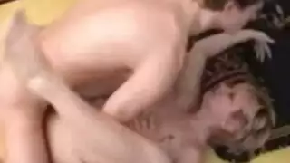 عضلات مزينة بالوشم تمارس الجنس مع كس ناضج مشعر مبلل