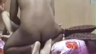 عاهرة شابة تأخذ سائل الرجل العجوز في مهبلها الضيق