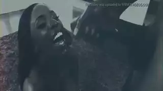 فتيات سحاقيات سوداوات يستمنين معًا في مشهد إباحي صريح