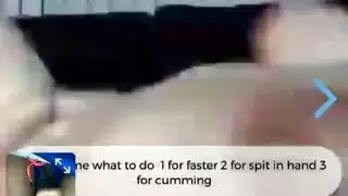 برونيتة معدمة تأخذ قضيب شاب بعمق في فمها